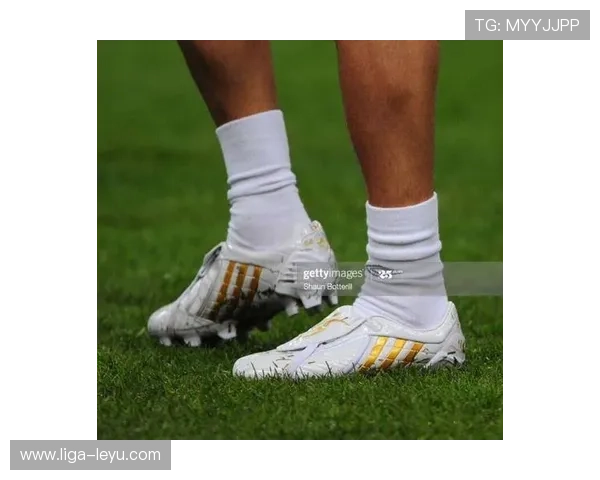 足球鞋穿烂成标志性事件的球星是谁 揭秘背后的故事与心路历程